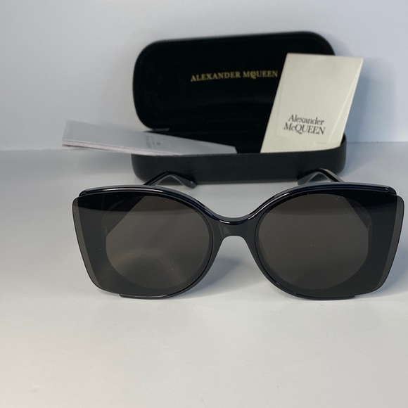 ALEXANDER MCQUEEN AM0250S 001 butterfly sunglass black frame grey smoke lenses. - Picture 3 of 15